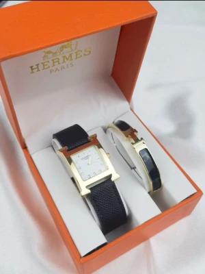 Elegant H damklocka i hög kvalitet - Säljer stilrena och exklusiva damklockor som levereras tillsammans med ett matchande armband. Perfekt för dig som vill ha en tidlös accessoar med lyxig känsla.  ✔️ Helt oanvänd ✔️ Hög kvalitet ✔️ Klocka + armband ingår ✔️ Originalbox till både klockan och armbandet medföljer  📦 Allt skickas i nyskick.  📩 Hör av dig vid intresse eller om du vill ha mer information.