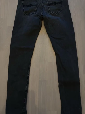 Svarta straight jeans med bakfickor - Snygga svarta jeans med raka ben och klassiska bakfickor. Jeansen har en enkel design utan synliga loggor och är tillverkade i ett robust denimtyg. Perfekta för dig som gillar en clean och tidlös look. Säljer då de blivit för små. Modellen heter Lean Dean