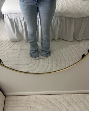 Ljusblå bootcut jeans från g rise  - Säljer ett par ljusblå bootcut jeans från g Rise med klassisk femficksdesign och normal passform. Jeansen har låg midja och är tillverkade i mjukt bomullsmaterial. Perfekta för en avslappnad och trendig look.