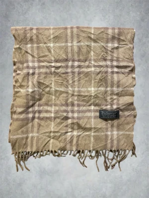 Burberry halsduk ”Kashmir” - Burberry halsduk | 100% kashmir | färg: beige | nypris ca 4000kr | skicka 8/10 | skriv vid frågor | MD closet 