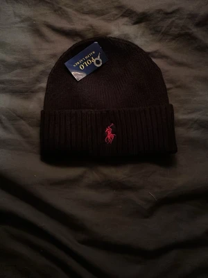 Svart ralph lauren mössa - Skickas alltid dagen efter ditt köp (vardagar) pris kan diskuteras om köparen är rimlig med priset