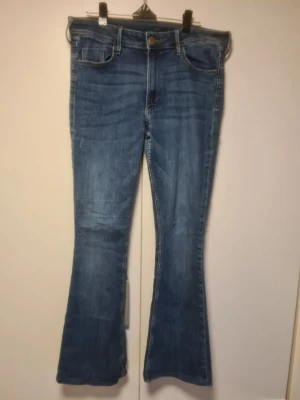 Blå bootcut jeans med utsvängda ben - Snygga blå jeans med bootcut och utsvängda ben.