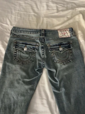 True religion jeans! - Säljer ett par jätte snygga True religion jeans i storlek W26. Jeansen är lite uppklippta och passar perfekt på mig som är 160. Midjemått: 37cm💗