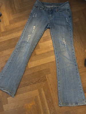 Lågmidjade bootcut jeans - Säljer dessa otroligt snygga jeansen som är både bootcut och lågmidjade då de tyvärr har blivit för små. De är i otroligt bra skick och passar en storlek s/36😊😊