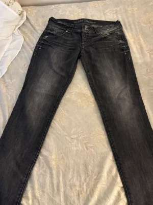 Svarta jeans från Guess - JÄTTEFINA BYXOR men passar dock inte mig längre❤️❤️