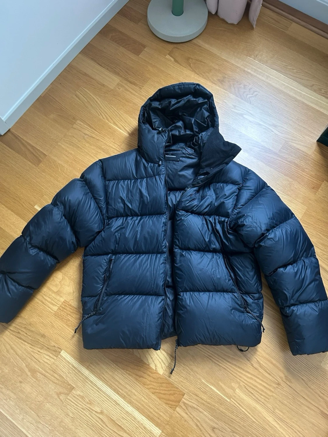 Svart dunjacka Peak Performance 