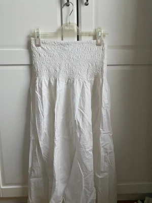 LÅNGKJOL - Säljer en vit långkjol från ginatricot, perfekt till sommaren!