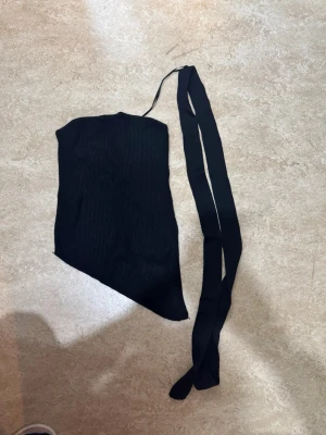 Svart topp - En svart topp i stl XS från Stradivarius som aldrig är använd säljs för 150 kr. 