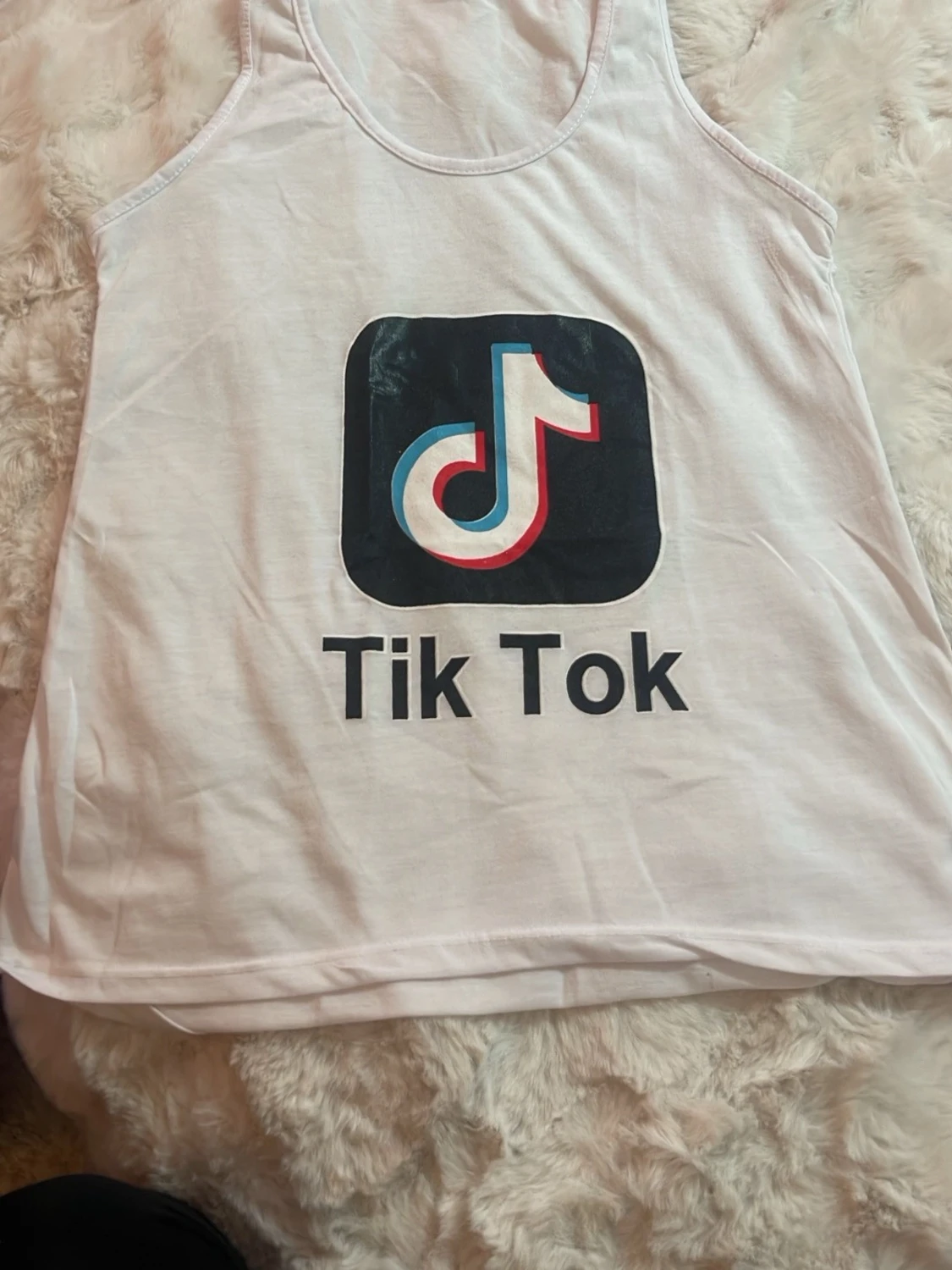 Vit TikTok linnetopp