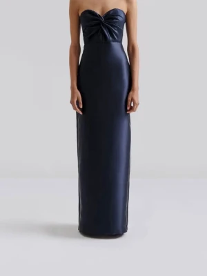 Balklänning från malina - Säljer en jätte fin balklänning från malina som tyvärr inte kom till användning. Den är endast provad och har prislappen kvar. Säljer den då planerna ändrades i sista sekund och jag kunde inte då skicka tillbaka den. Nypris:4000kr 