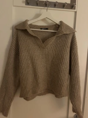 Stickad tröja  - Stickad tröja från gina tricot. Är i storlek s. Knappt används
