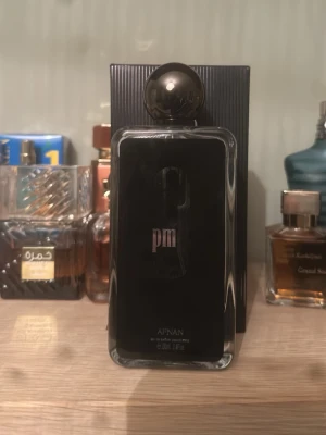 Afnan 9pm Eau de Parfum 100ml - 90ml Afnan 9pm är en elegant parfym i en stilren, svart glasflaska med silverdetaljer och rund svart kork. Flaskan rymmer 100 m och har en modern, maskulin design som sticker ut på parfymhyllan. Perfekt för dig som gillar exklusiva och djärva dofter.