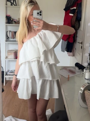 Studentklänning volang - Superfin vit egen sydd klänning som passar perfekt tilll avslutning eller studenten. Jag är 165 cm o den är i storlek S🩷