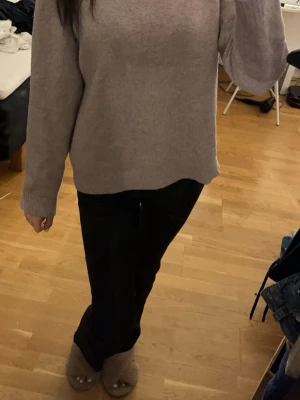 Beige oversized stickad tröja - Mysig beige stickad tröja från Vero Moda, använd ungefär 2 gånger, då den inte är min stil, 