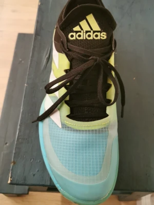 Adidas Adizero löparskor - Snygga Adidas sport skor, som håller bra och är väldigt bra på att springa i. Om man vill så kan man få en gratis Sneaker wipes. Adidas Box. 