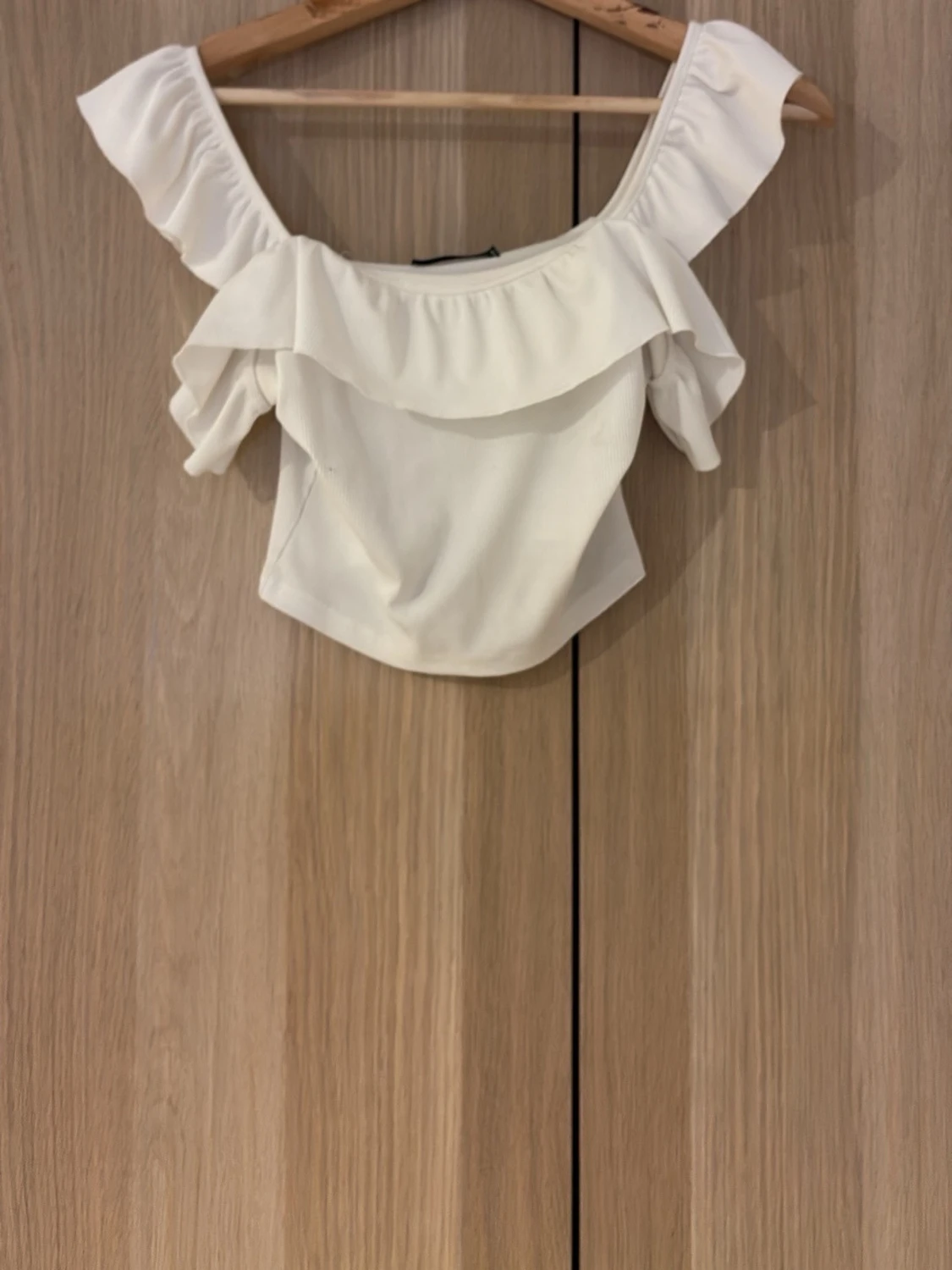 Vit offshoulder topp med volang - 1