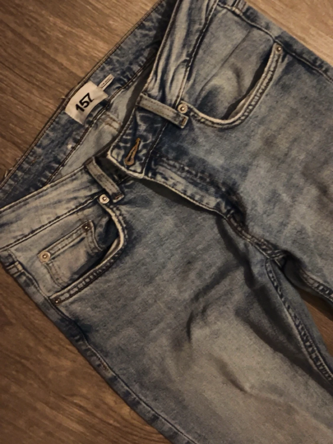 Blå bootcut jeans med slitna knän - 2