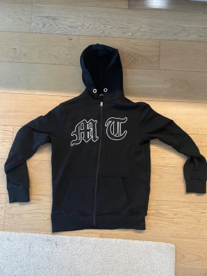 Tuttolente Hoodie - Väldigt bra skick, har dock tagit ut snören till luvan och tappat bort dem. Passar S-M