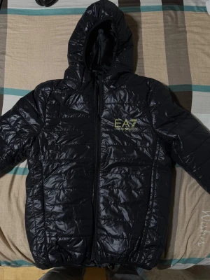 Svart jacka från EA7 Emporio Armani - Säljer den för det är lite kort på mig