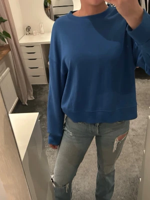 Blå sweartshirt  - En blå sweartshirt i mjukt material som nästan aldrig är använd, 