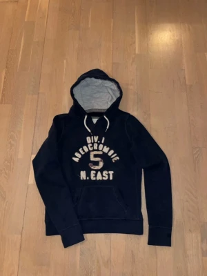 Abercrombie & fitch hoodie - Säljer en sjukt snygg a&f hoodie då den inte passar. Storleken i hoodien är L men den sitter mer som S. Vid frågor eller intresse är det bara att skriva!