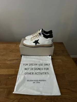 Golden Goose Ballstar - Säljer dessa Golden Goose Ballstar i nytt skick endast testade, storlek 42. Allt og på bild följer med, scan finns för att kolla äktahetsbevis. Tveka inte på att höra av dig vid funderingar.