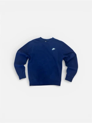 Blå crewneck från Nike XS - Mörkblå crewneck från Nike i klassisk modell med rund hals och broderad logga på bröstet. Tröjan har långa ärmar och ribbade muddar vid ärmslut och nederkant. Perfekt för en chill och sportig stil. Den är använd fåtal gånger helt utan defekter. Hör av dig om du undrar något!