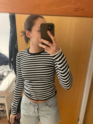 Zara randig långärmad tröja - Fin randig tröja i lite tjockare material. Fin och värmande i vinter och snygg till vår med ett par jeans . Passar storlek S