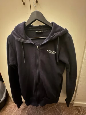 Mckenzie luvtröja med dragkedja  - Mckenzie luvtröja med dragkedja 