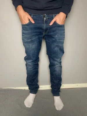 Replay Anbass mörkblå jeans - Säljer ett par Replay Anbass jeans i klassisk mörkblå tvätt. Jeansen är i mycket bra skick. Nypris=ca 1700kr. W=31 L=32 Skickar snabbt efter att du har beställt. Frågor? Skicka ett meddelande. 