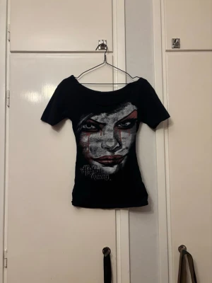 Harley Quinn tröja - En jättesnygg Harley Quinn tröja som är avklippt vid halslinjen. Passar personer som har storlek xxs-s. Skriv om ni har frågor. Priset går att diskutera och jag kan gärna mötas upp i stockholm☺️