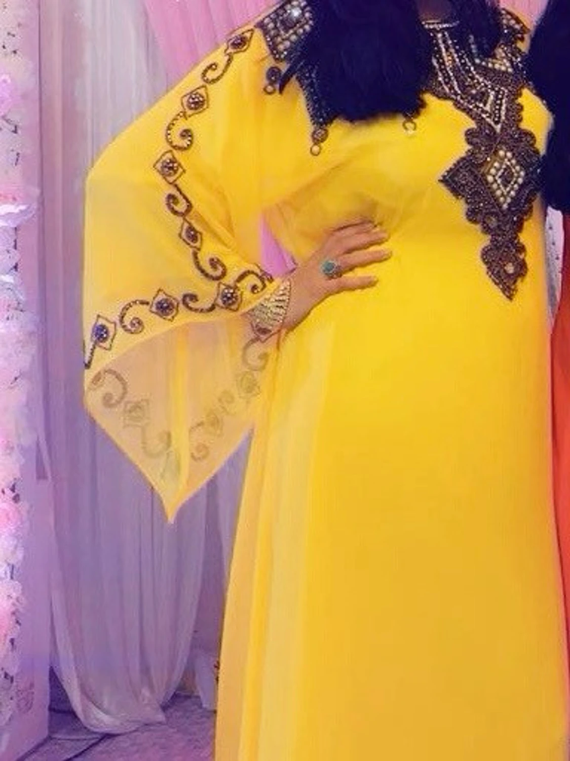 Gul långklänning med broderi