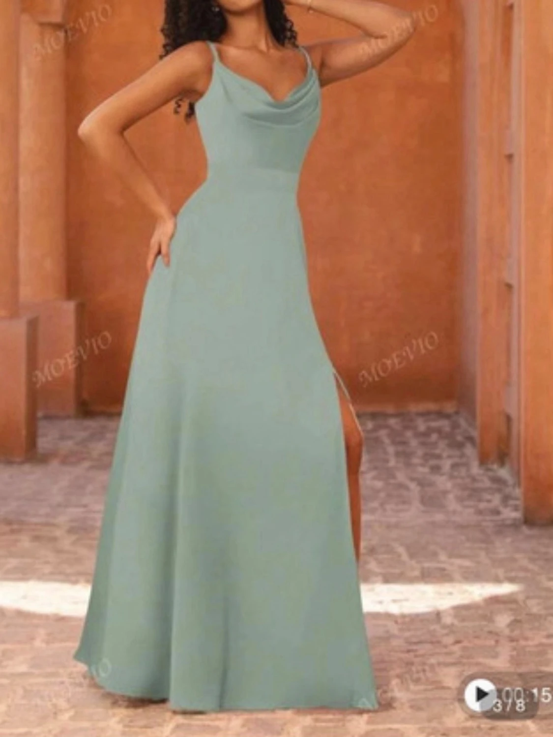 Ljusgrön långklänning med slits - 1