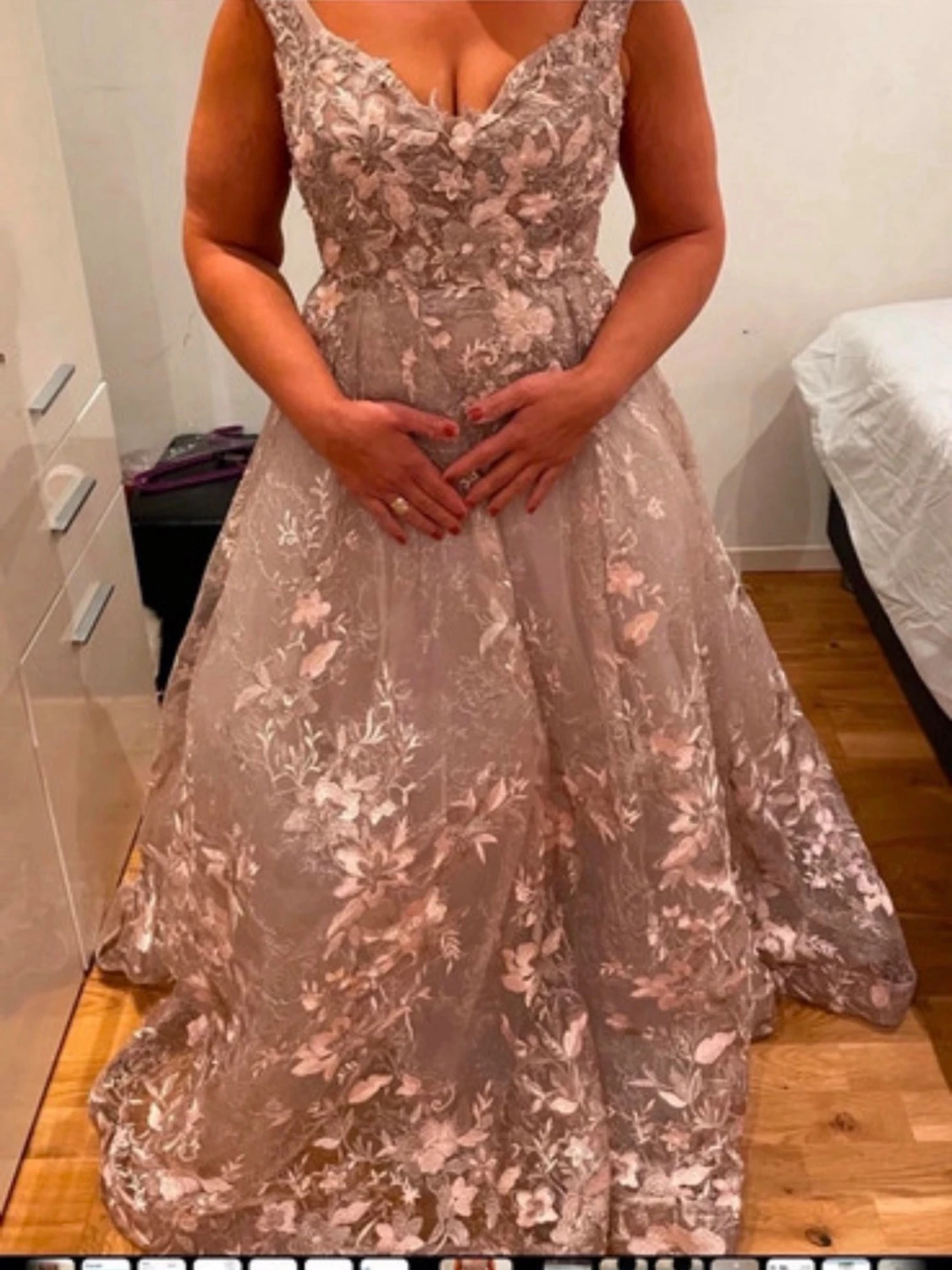 Champagnefärgad långklänning med blommor