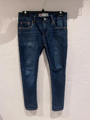 Levi’s Jeans - Säljer nu dessa feta levi’s jeans slim fit |  bra skick | den ända defekten är att lappen bältet går igenom är borta | ny pris 649 | mitt pris 199 | längd 152 cm och storlek 12A | priset är inte hugget i sten | hör gärna av er vid minsta fundering🙌