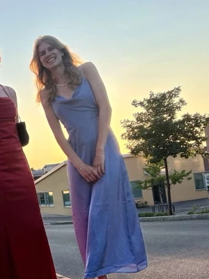 Super söt långklänning🩵 - Säljer denna super fina klänningen pga den inte kommer till användning, har endast använts 2 eller 3 gånger🩵 Perfekt till suck/bal eller bröllop!!