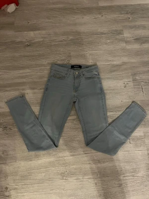 Replay New Luz ljusblå skinny jeans - Säljer ett par Replay New Luz jeans i ljusblå tvätt. De har klassisk femficksdesign, skinny fit och raka sömmar bak på fickorna. Jeansen är tillverkade i mjukt denimtyg med gul kontrastsöm och har en snygg, enkel look.