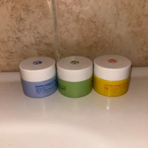 W7 Overnight Lip Mask trio - Tre läppmasker från W7 i blåbär, grönt äpple och grapefrukt. Den blåa och gula är endast testad en gång. Och den gröna är helt ny. Kommer i små burkar på 12g med färgglada förpackningar: blå, grön och gul. Perfekt för att återfukta läpparna under natten. ❤️