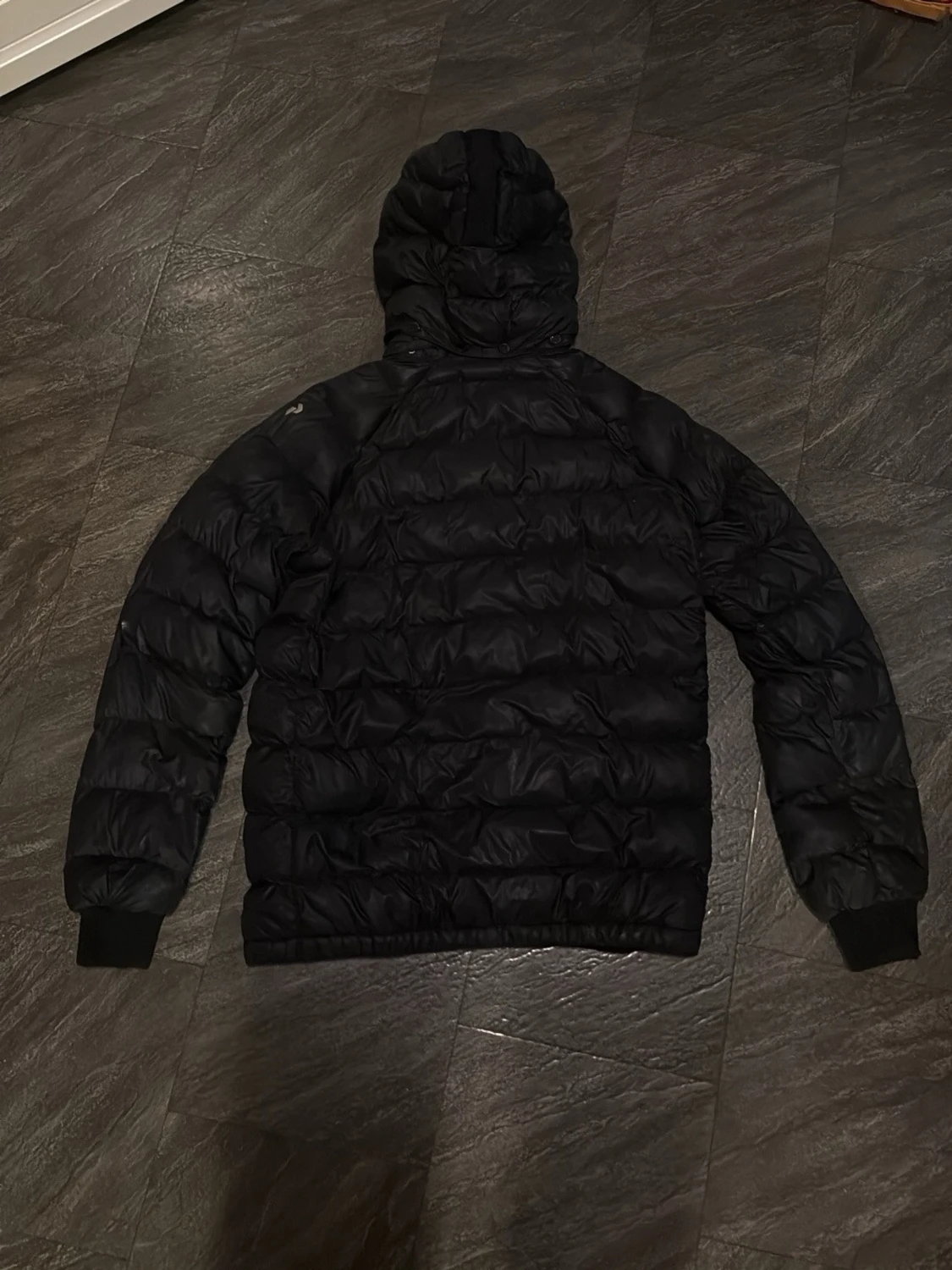 Svart pufferjacka från Peak Performance - 1
