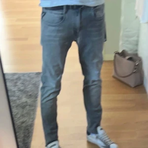 Replay jeans  - Säljer ett par grå replays jeans. De har en slim passform och är i mycket bra skick. Skriv för frågor och prisförslag.
