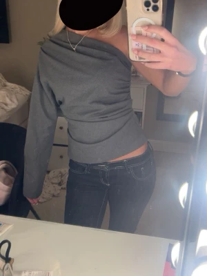 Off shoulder topp - Grå topp från Zara med asymmetrisk passform som sitter jätte snyggt! Storlek M men passar mig som är xs-s💗 Postas snabbt! 