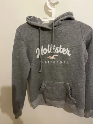 Hollister hoodie fråga gärna för mer bilder  - Hollister hoodie till salu i bra skick. Hör av er vid fundering 