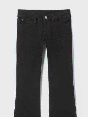 Svarta bootcut jeans Cheap Monday - Säljer ett par svarta bootcut jeans från weekday med ikonisk lila etikett bak. Jeansen har hög midja, klassisk femficksdesign och är tillverkade i stretchig bomullsblandning för skön passform. Använt fåtal gånger (dom är inte super svarta längre eftersom att jag har tvättat dom). Skriv om ni vill ha bilder på hur dom sitter på💕