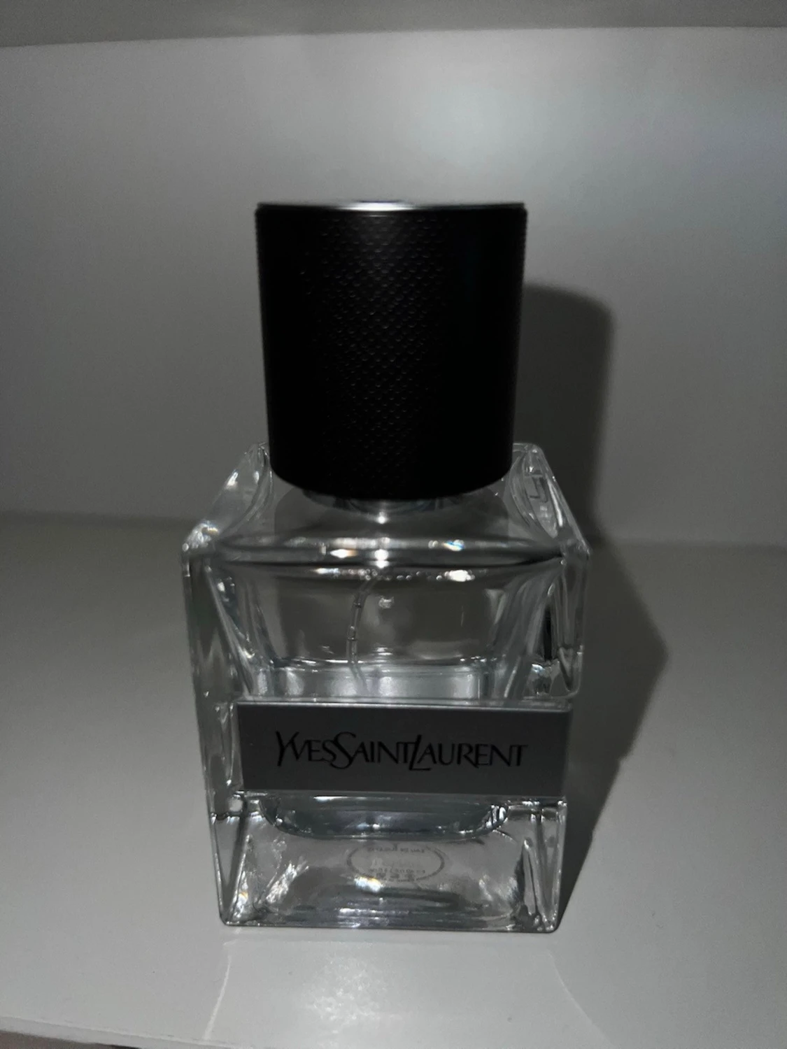 Tre olika parfymflaskor  - 3