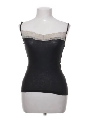 Spetslinne - Linne med spetskant i storlek s från adore me. använd ”köp nu”. 8/1-2026