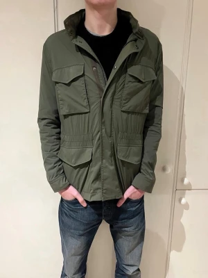 Field jacka  - Säljer denna tvär snygga Field jacka från märket East west. Nypris 1800 säljer för endast 699kr. Storlek M, mycket bra skick hör av er vid fler frågor!