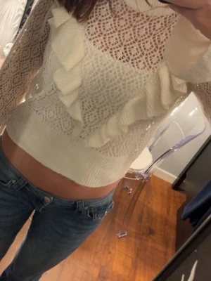 Vit tröja från HM - Säljer vit tunn stickad tröja från HM i fint skick använt några gånger. Storlek M. 