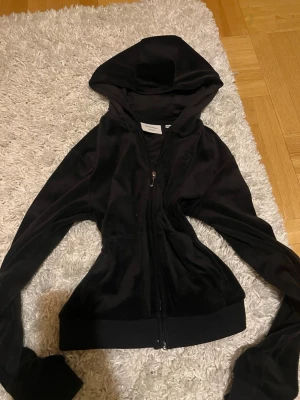 Svart juicy couture tröja - Jätte mysig kofta från juicy couture🖤