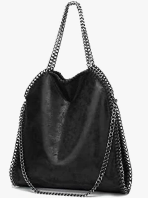 Svart axelväska med kedjedetaljer - Snygg svart axelväska som är HELT OANVÄND!❤️