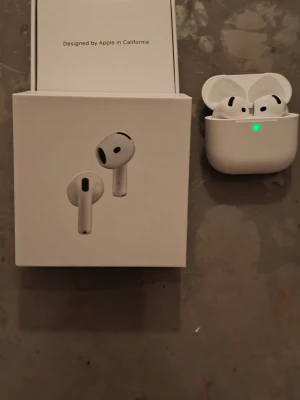 AirPods 4 (ANC) - Snygga och moderna Apple AirPods 4 med aktiv brusreducering (ANC). Levereras med originalförpackning. Produkten ser ut att vara i mycket gott skick utan synligt slitage (helt ny)Perfekt för trådlös musik och samtal med hög ljudkvalitet. Fick som julklapp av mormor säljs pågrund av att har redan en annan Airpods 